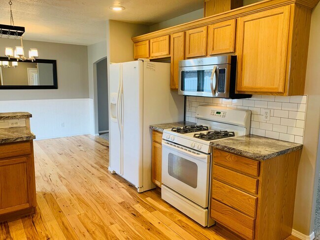 Building Photo - Beautiful Home with Separate Office/Bonus ...