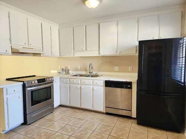 Building Photo - 75 Beaver Pond Loop