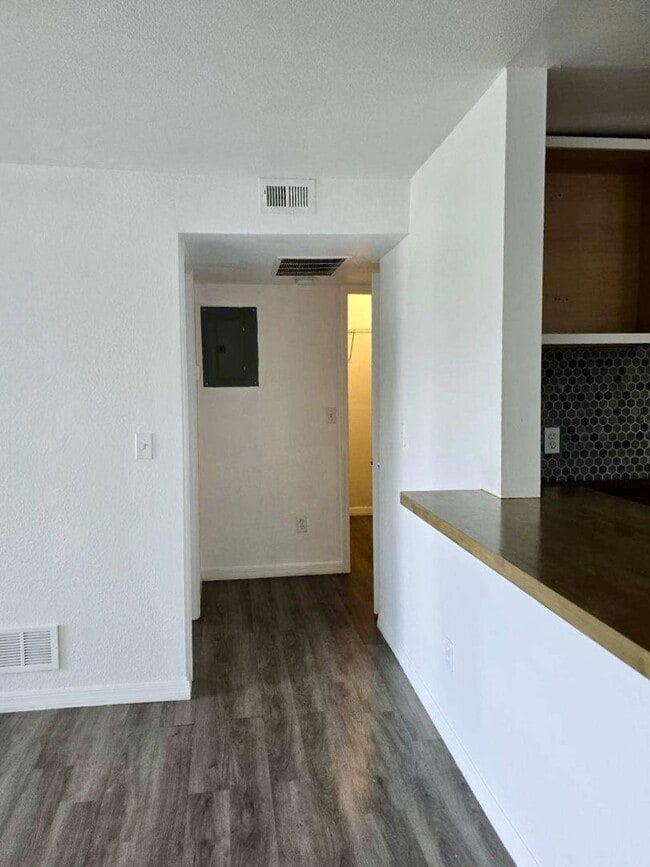 Building Photo - 1 bedroom / 1 bath condo in Crestview Villas