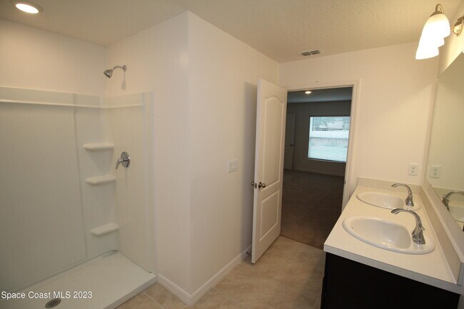 Building Photo - 256 Trembley Ave SW