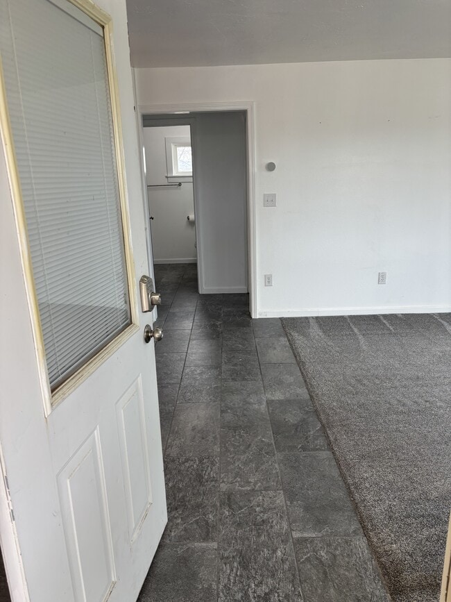 Building Photo - 901 E 800 N