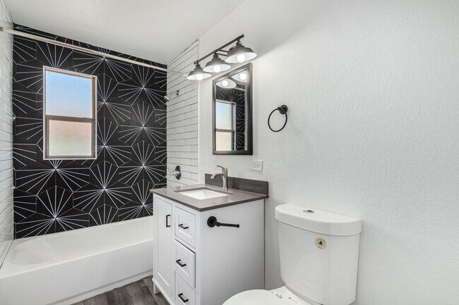Building Photo - Two Bedroom with Washer/dryer! - 4 Weeks of Free Rent!