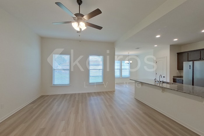 Building Photo - 121 Salvat Dr