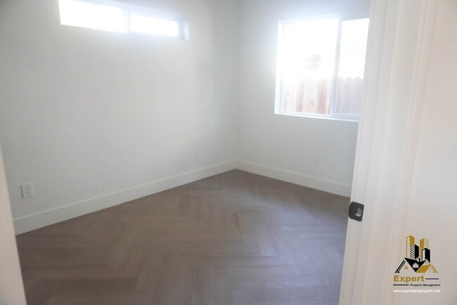 Building Photo - 125 B St