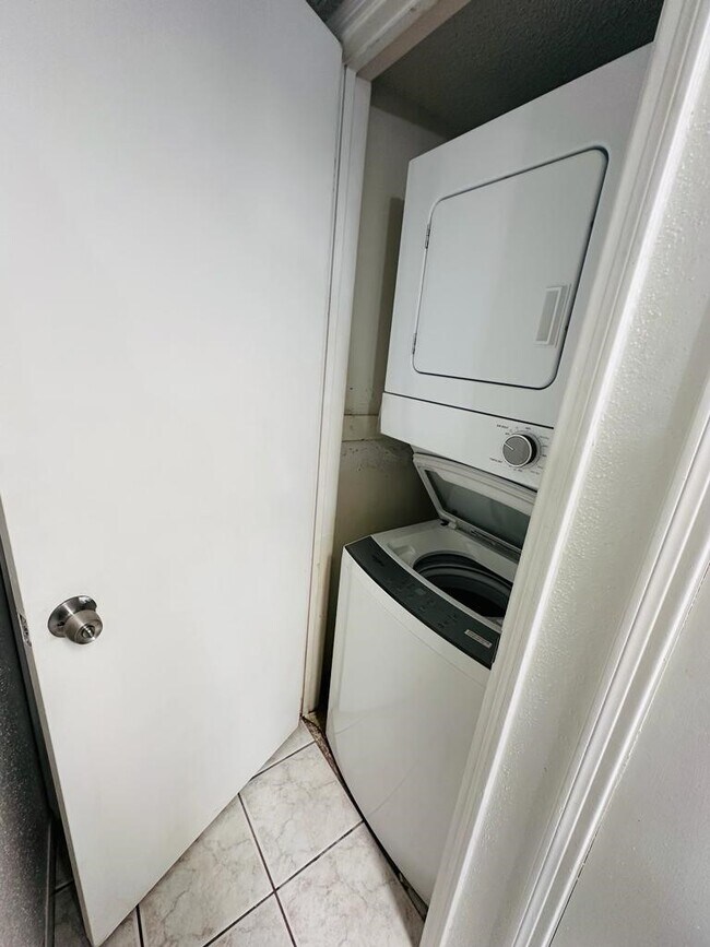 Building Photo - 2750 Holly Hall St