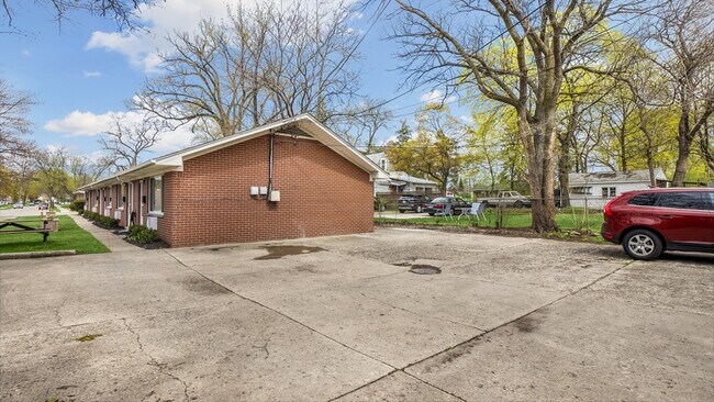 Building Photo - 1617 W Nine Mile Rd