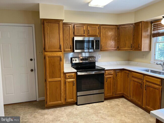 Building Photo - 6824 Silassie Ct