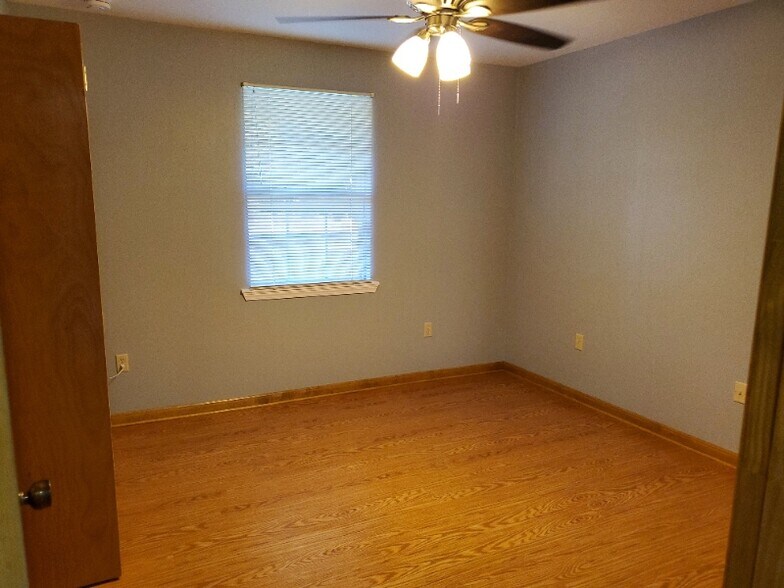 Building Photo - 302 Robbie St