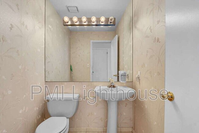 Building Photo - 2 Carlyle Dr