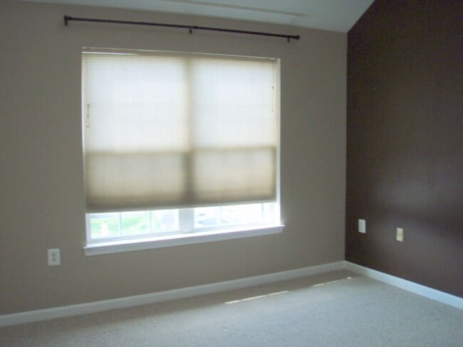 Building Photo - Beautiful 3 Bed 2.5 Bath End-Unit Brick To...