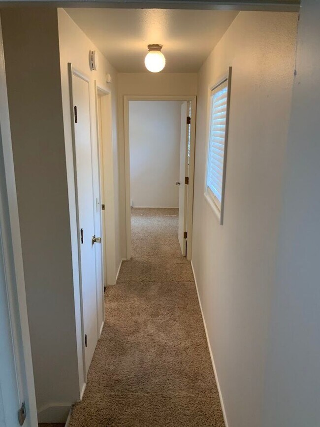 Building Photo - 2 Bedroom Duplex Near Autzen Stadium