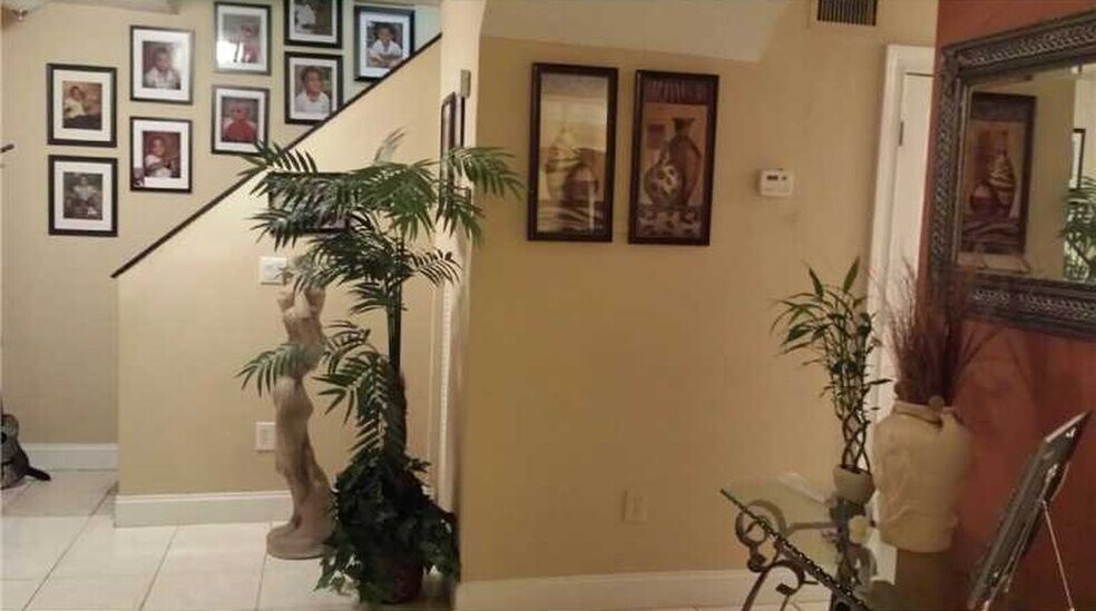 Building Photo - 177 NE 12th Ave