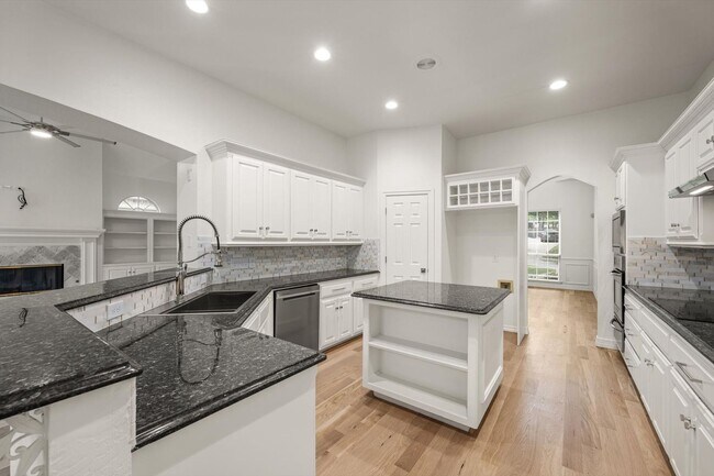 Building Photo - Exclusive Luxury Lease-124 N Crosstimber T...