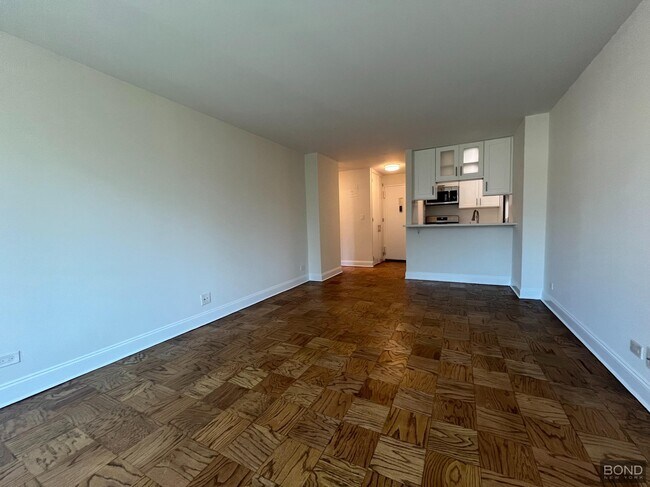 Building Photo - 400 E 71st St