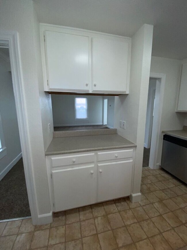 Building Photo - Laine Hill Condominiums