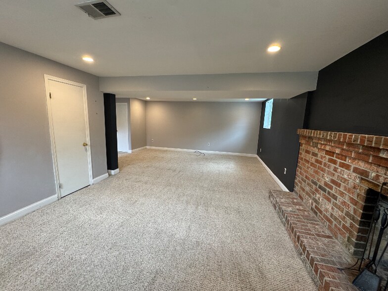 Building Photo - 11943 Birchview Dr