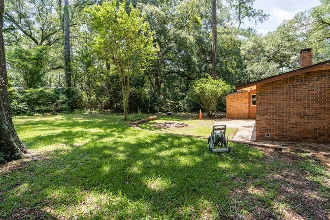 Building Photo - 2103 Evergreen Dr
