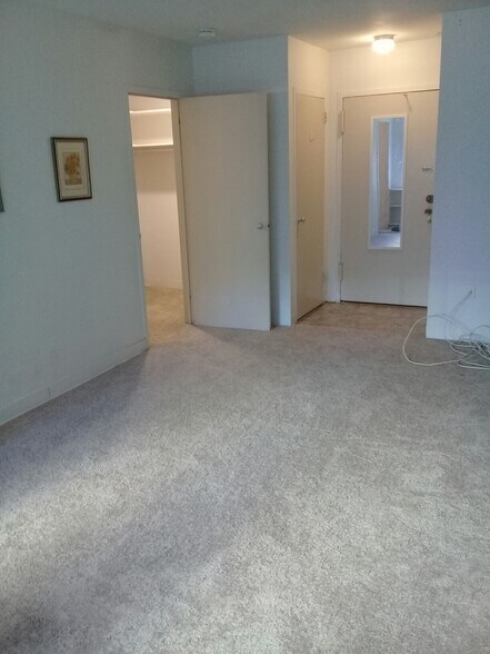Newer Carpeting - 1121 ARLINGTON