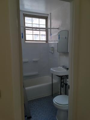 Bath with new surround, full size tub - 1535 Lombard St