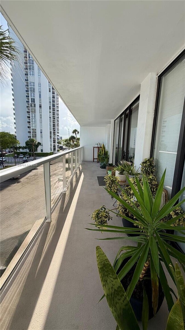 Building Photo - 3701 N Country Club Dr