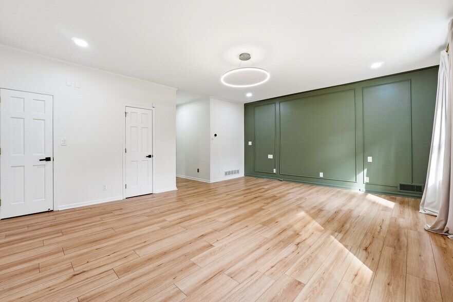 Building Photo - Room in House on River Park Dr