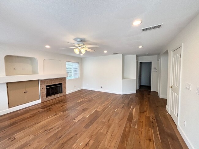 Building Photo - Stunning Four Bedroom Three Bathroom Home in Folsom