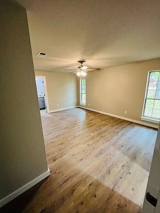 Building Photo - 2605 W Highland Dr