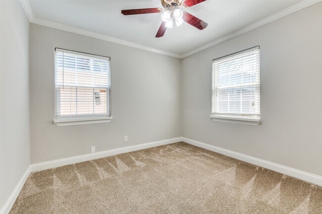 Building Photo - 9625 Larga Dr