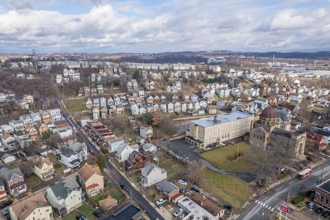 Building Photo - Charming 2 bedroom home in McKees Rocks available May 1!