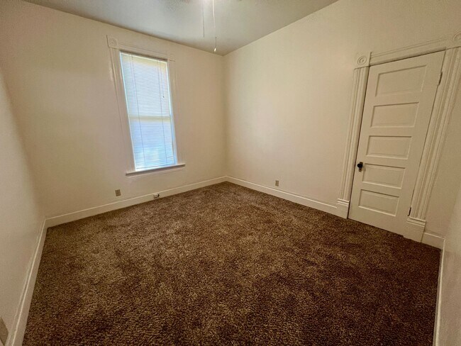 Building Photo - Downtown Red Bluff Victorian 3 bedroom 1 bath Home