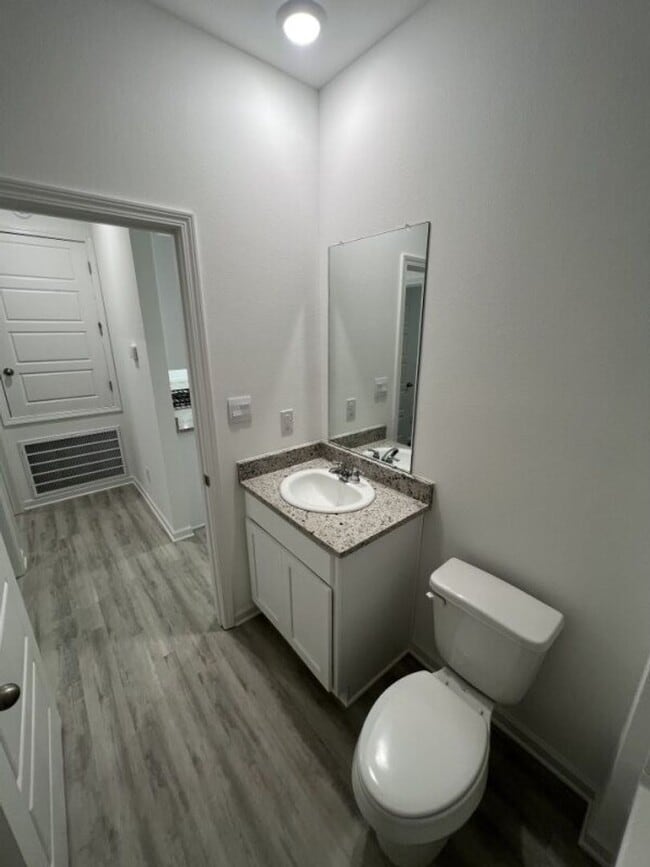Building Photo - Charming 3 Bed, 2 Bath Home in Prime Locat...