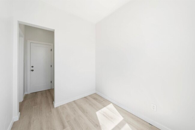 Building Photo - 600 67th St