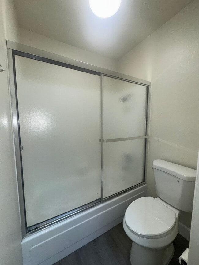 Building Photo - Cute 2 Bedroom