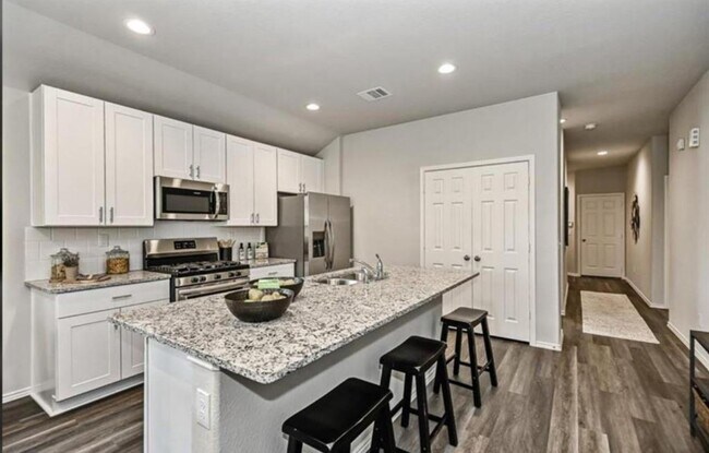 Building Photo - 25202 Pomegranate Pl