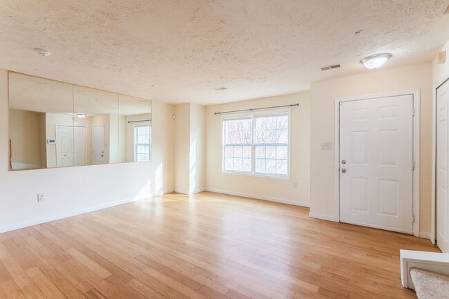 Building Photo - Spacious Townhome with 2 assigned parking spots