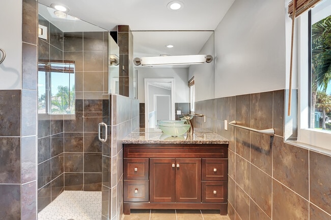 Building Photo - 937 Fern Dr