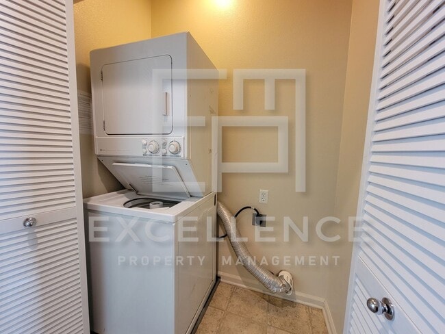 Building Photo - Updated 3 Story Townhouse with Garage, in Willow Glen!