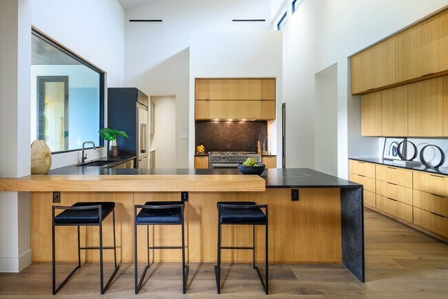 Building Photo - 5023 Lilac Ln