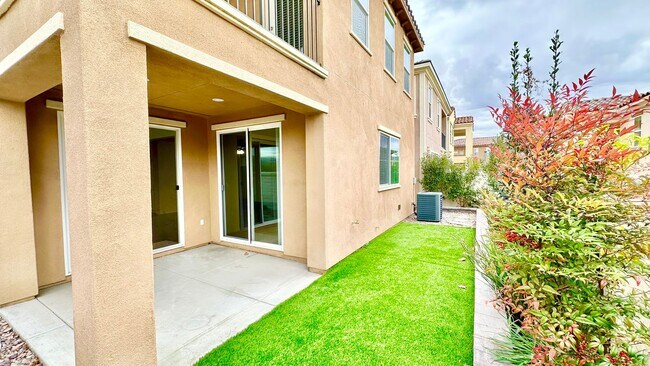 Building Photo - Beautiful, Stand Alone Condo in Resort-lik...