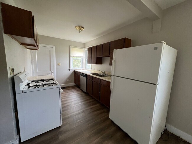 Building Photo - 2 bedroom / 1 bathroom Home with detached ...