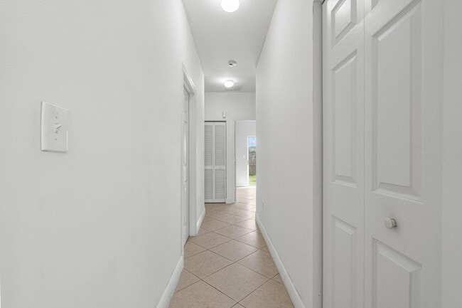 Building Photo - 2552 NE 41st Ave