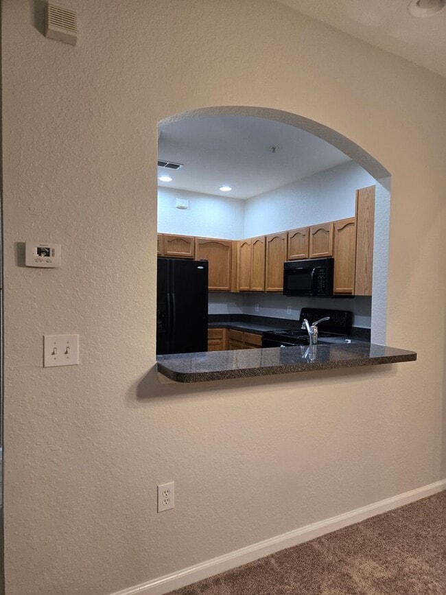 Building Photo - Spacious 3 bedroom, 2.5 bath townhouse in ...