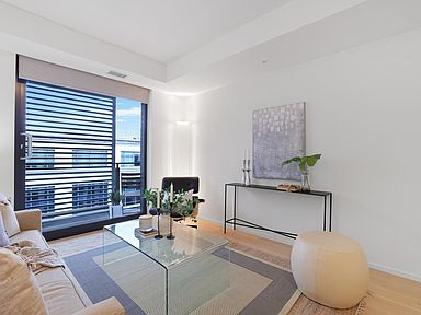 Building Photo - A stylish pied-à-terre, this bright and sp...