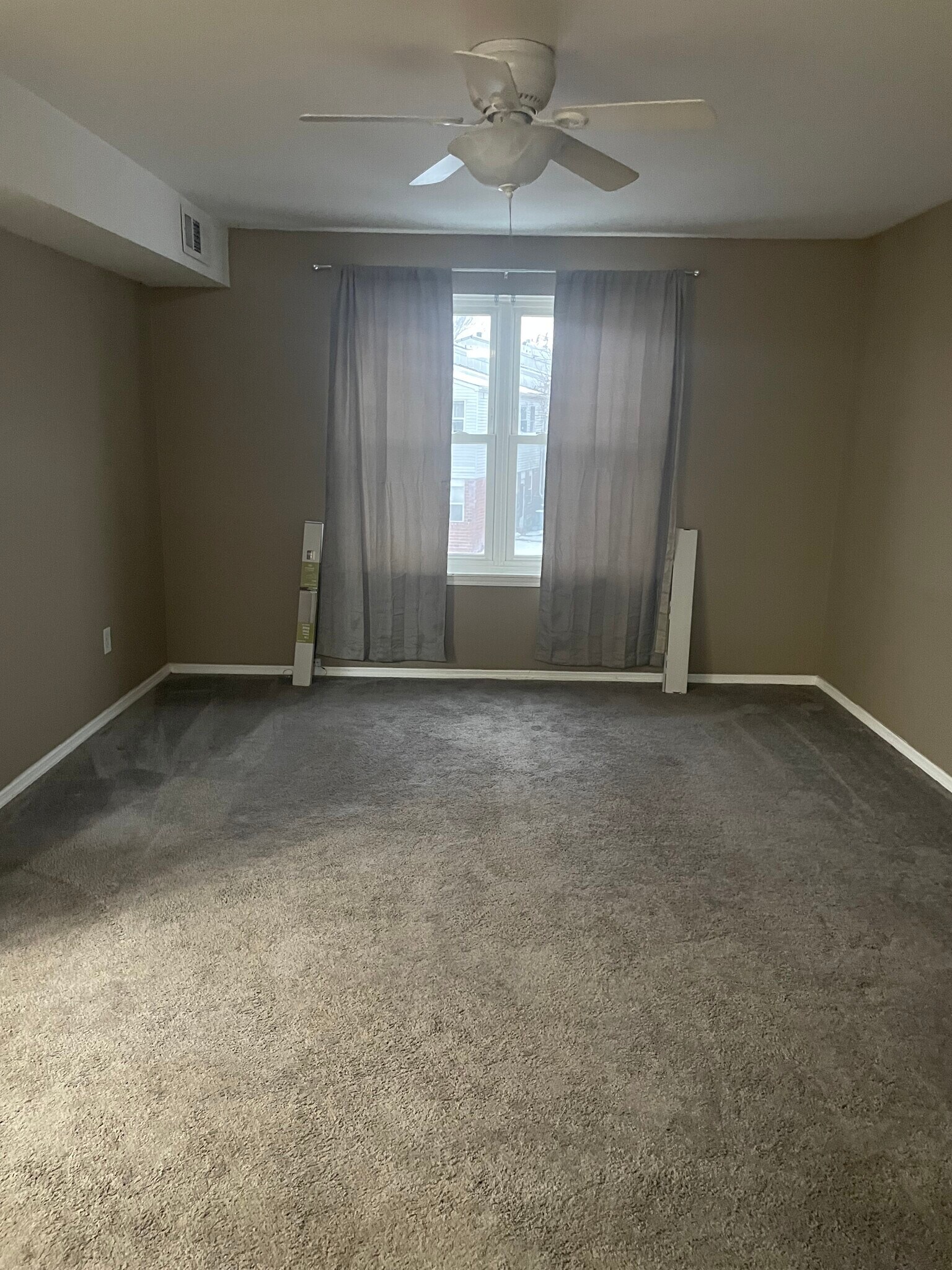 Living room - 9485 Woodbridge Rd