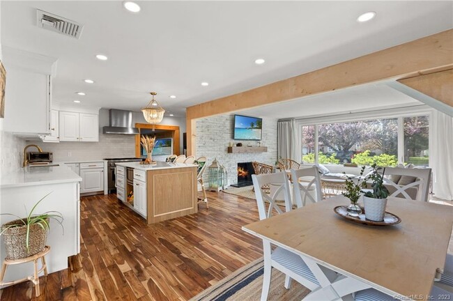 Building Photo - 80 Soundview Dr