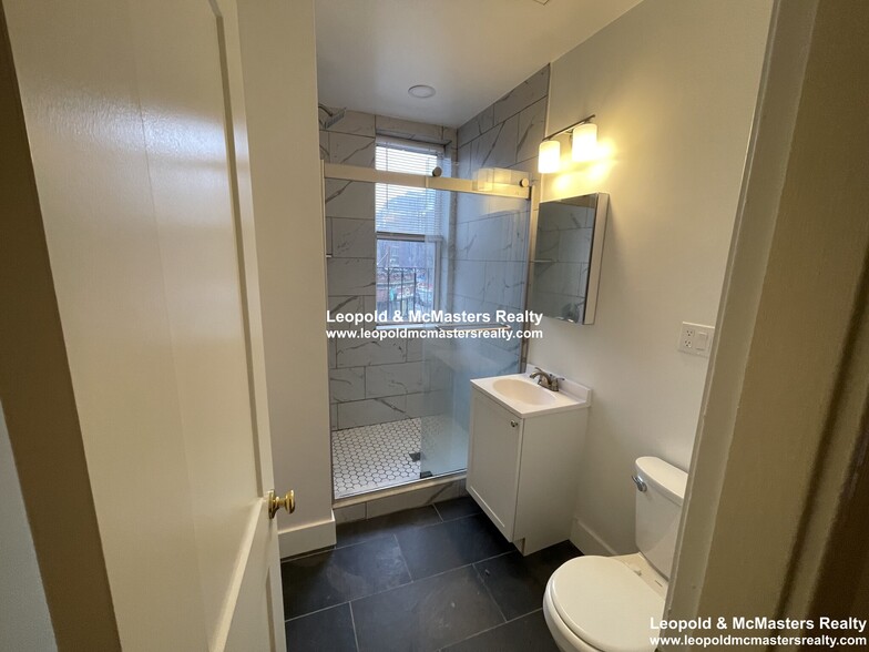 Building Photo - 50 Queensberry St