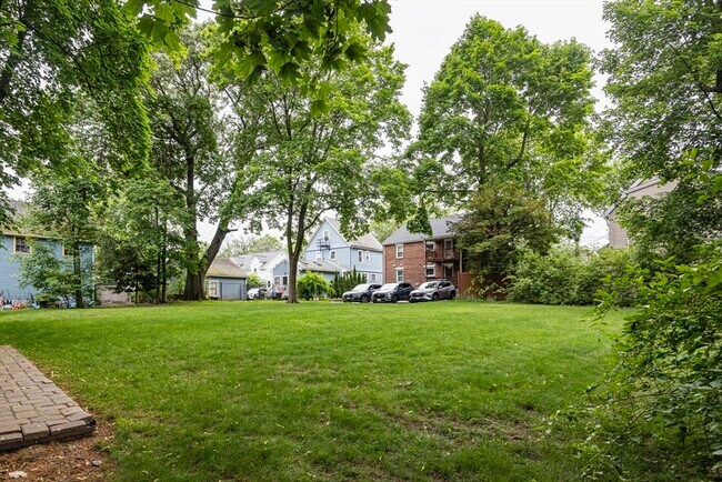 Building Photo - 147 Lowell Ave