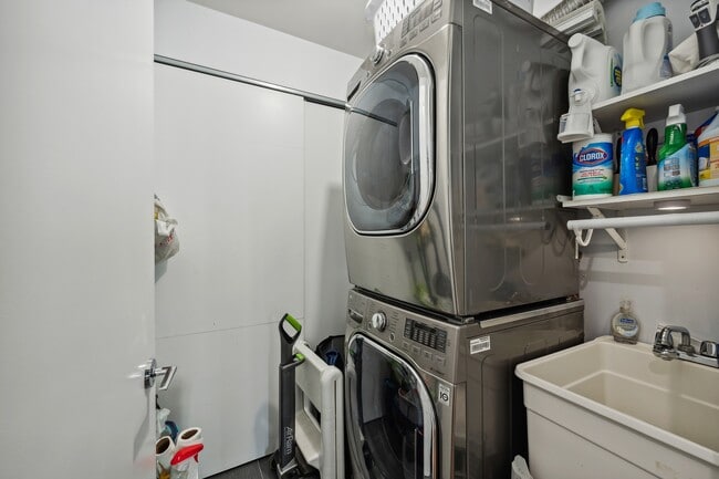 Building Photo - 330 N Clinton St