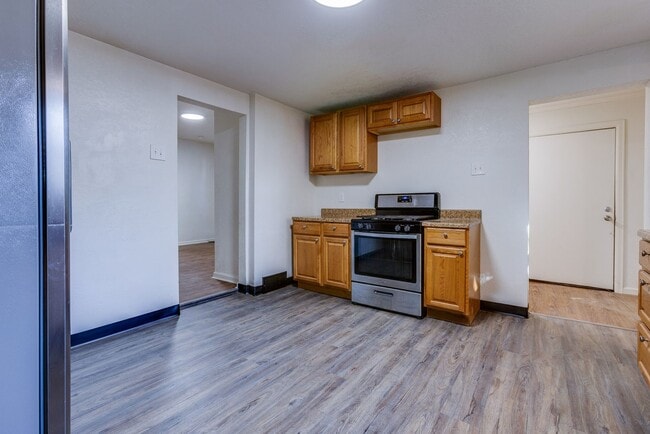 Building Photo - AVAILABLE OCTOBER 15th - Quirky 3+ Bedroom...