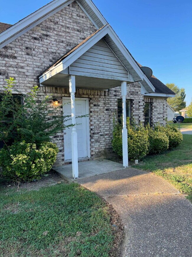 Building Photo - "Charming 3-Bed Home in Jonesboro with Granite Countertops & 2 Full Baths!"